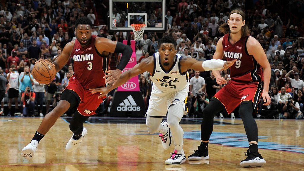 Miami Heatin Dwyane Wade tositoimissa Utah Jazzia vastaan.