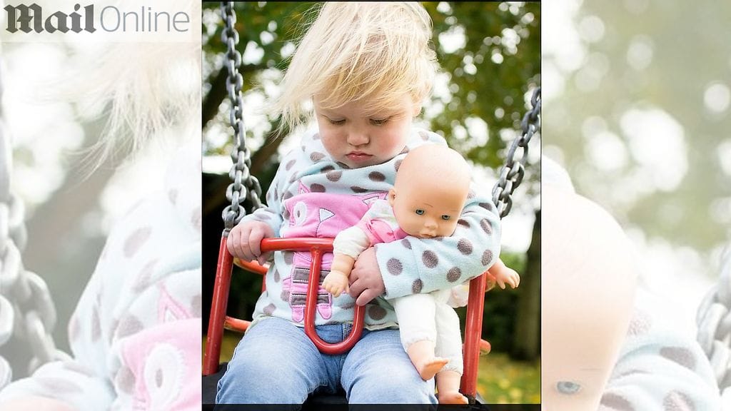 Tämän kuvan Dave-isä otti Izzystä puistossa. Tuolloin perhe ei vielä osannut epäillä minkään olevan vialla.
Kuvan lähde Daily Mail