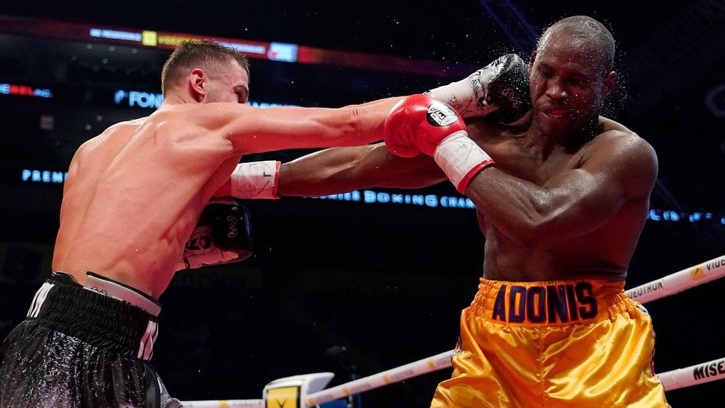 Oleksandr Gvozdyk (vas.) tyrmäsi Adonis Stevensonin MM-titteliottelussa.