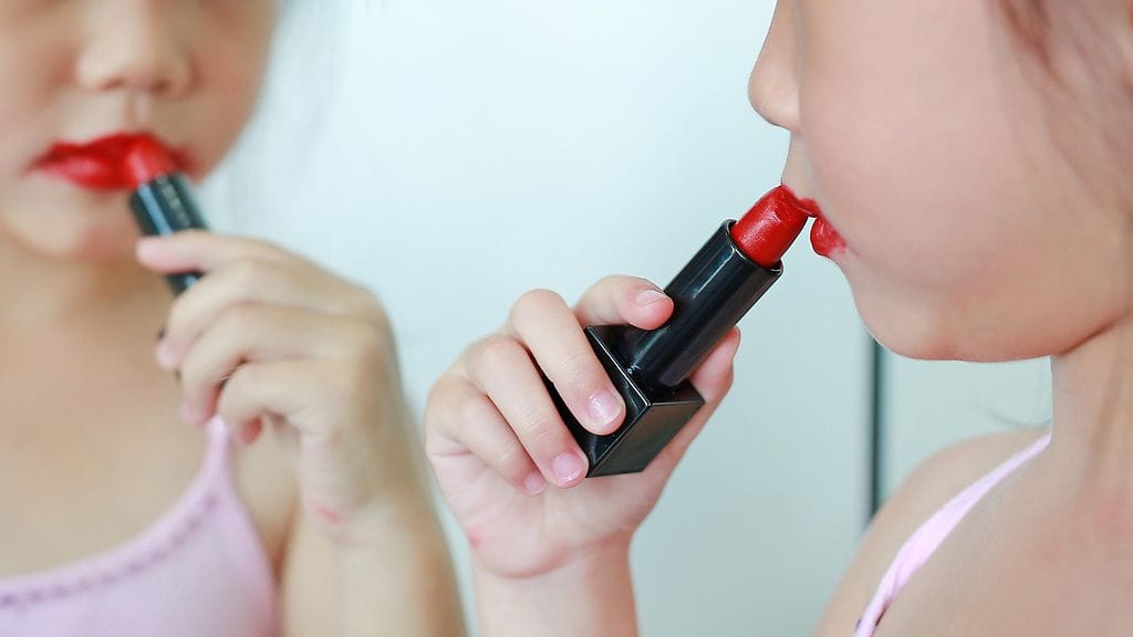 Varhainen altistuminen kosmetiikan kemikaaleille voi aikaistaa tyttöjen murrosikää. Kuvituskuva.