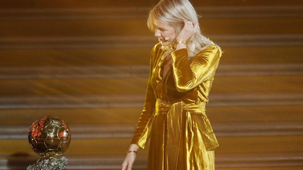 Ada Hegerberg palkittiin vuoden naispelaajana maanantaina.