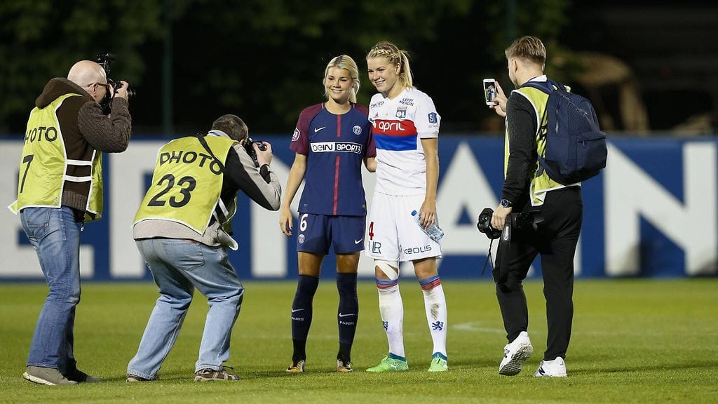 Ada Hegerberg (oik.) pelaa Lyonissa, ja sisko Andrine PSG:ssä.