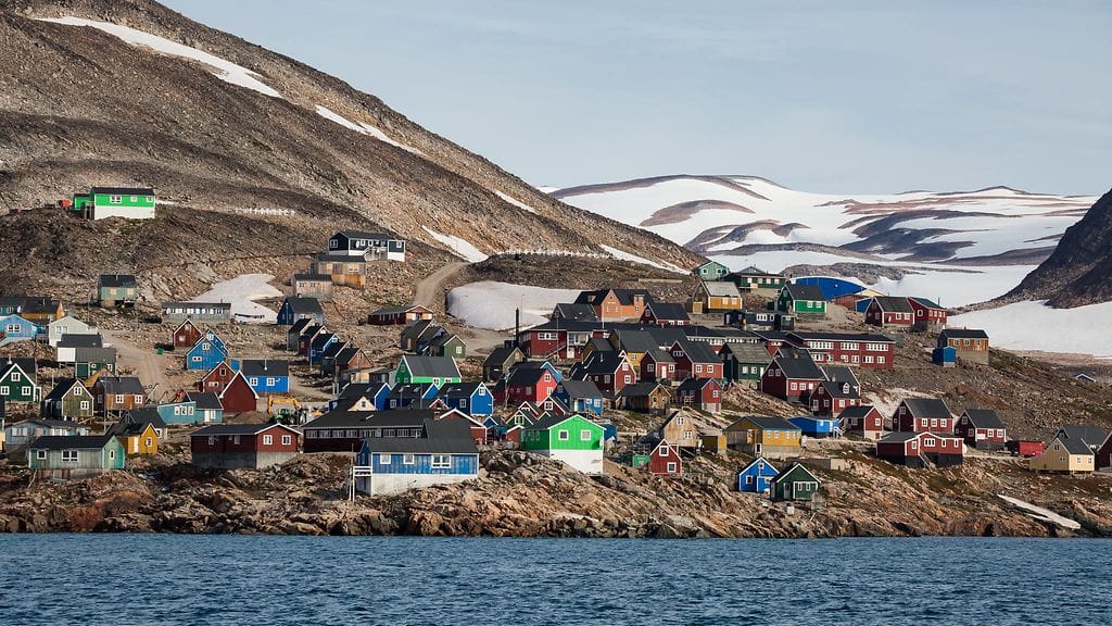 Värikkäät talot koristavat maisemaa yhdessä maailman syrjäisimmistä kylistä, Ittoqqortoormiitissa.