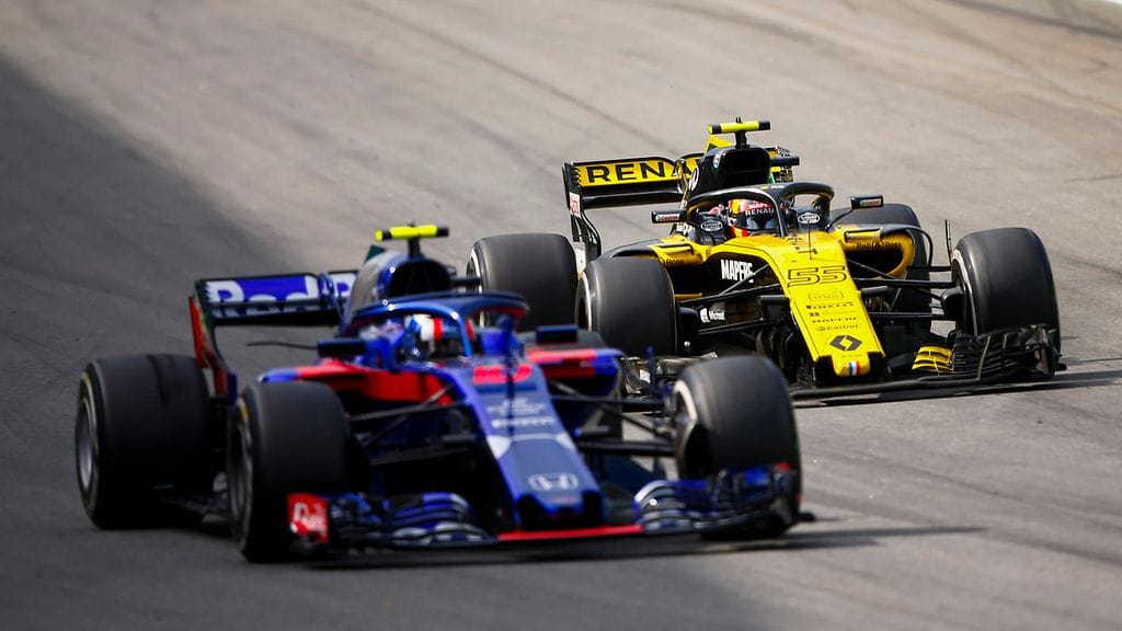 Toro Rosson Pierre Gasly ja Renault'n Carlos Sainz Brasilian GP:ssä marraskuussa.