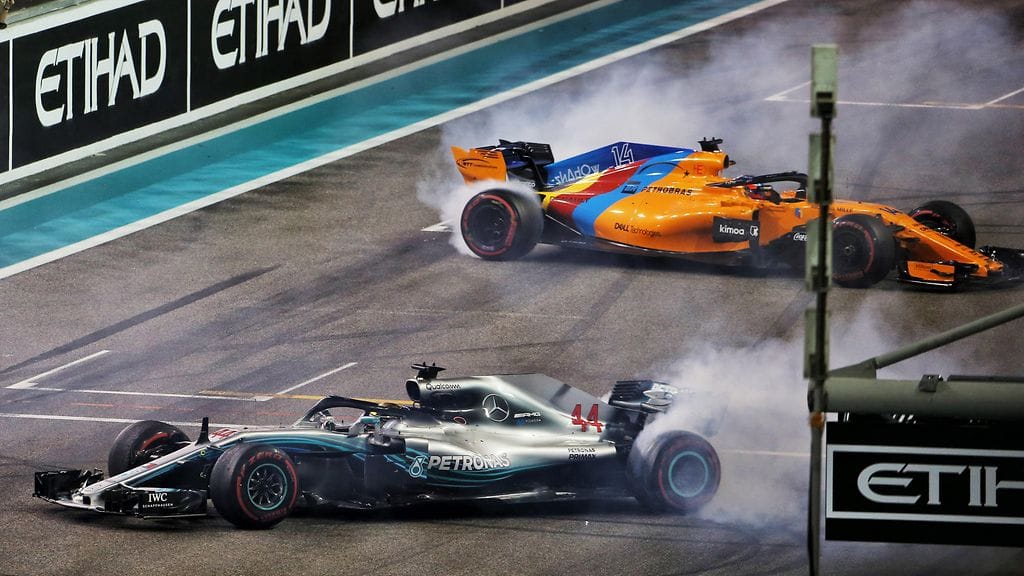 Lewis Hamilton ja Fernando Alonso pyörittelivät donitseja kauden päätöskisan jälkeen.