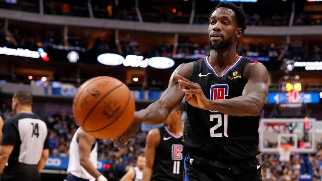 Los Angeles Clippersin Patrick Beverley heitti pallon päin fania.