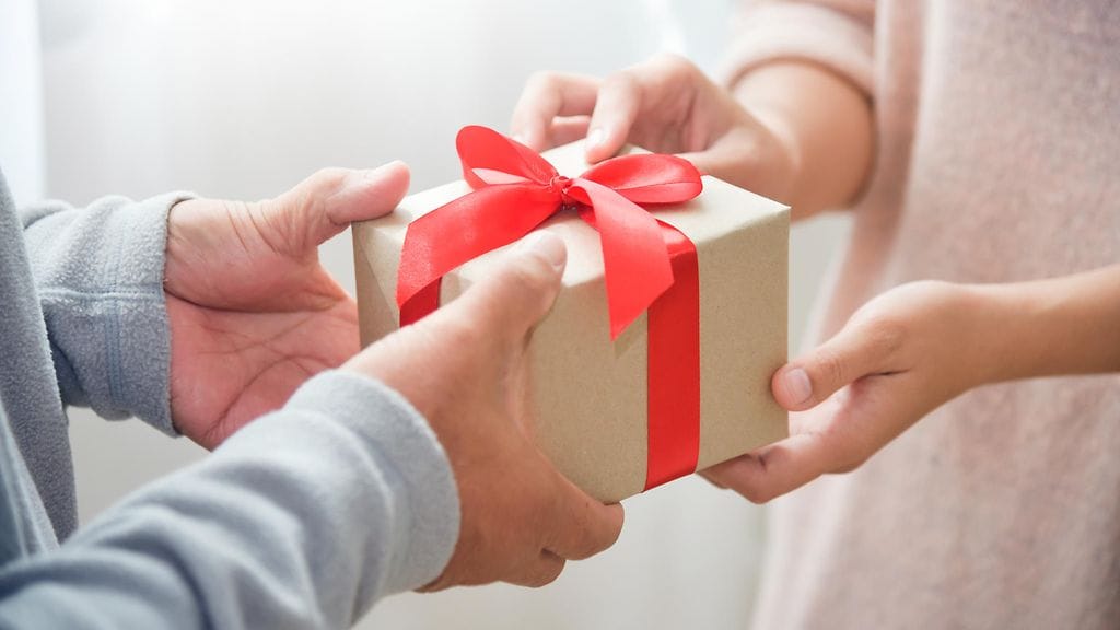 Osa vanhemmista on valmis käyttämään huimia summia lapsen opettajan joululahjaan.