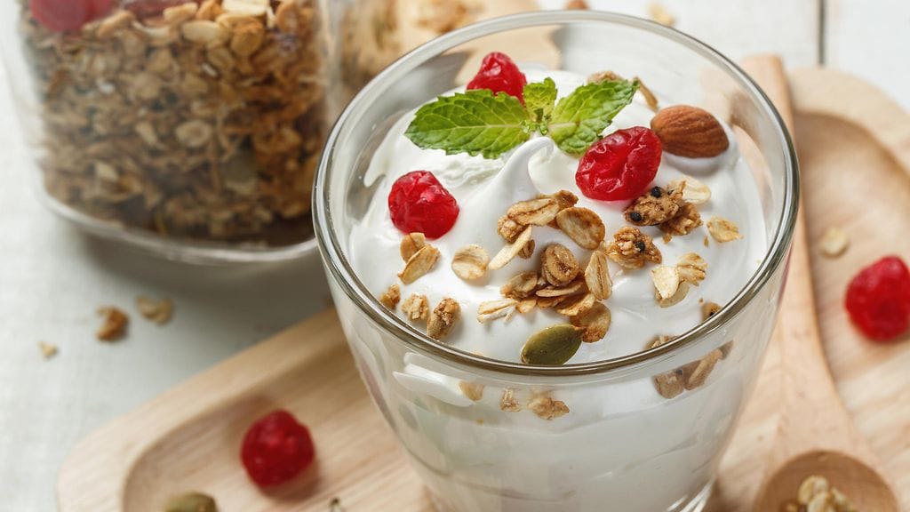 Kreikkalainen jogurtti ja islantilainen skyr on molemmat hyviä välipaloja, mutta kumpi tuotteista oikein on parempi valinta.