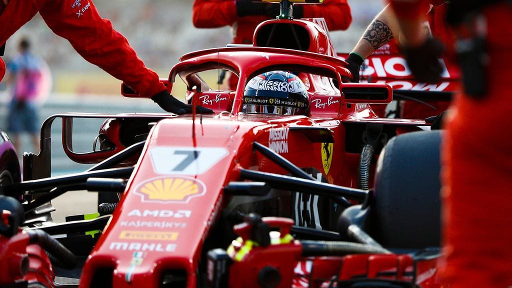 Kimi Räikkönen ja Shellin logo Ferrarin nokassa.