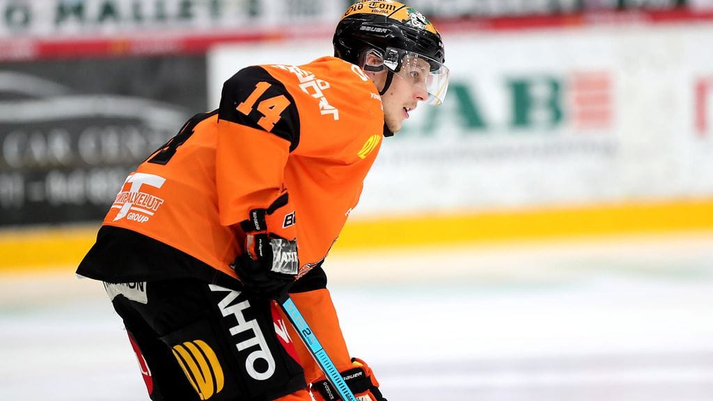 Toni Suuronen sai kovasta taklauksesta 2+10 -jäähyn.