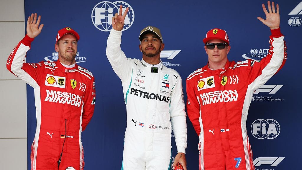 Lewis Hamilton (keskellä) nousi Autosportin F1-tallipäällikköäänestyksen ykköseksi. Sebastian Vettel (vasemmalla) oli kolmas ja Kimi Räikkönen (oikealla) seitsemäs.