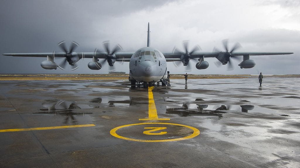 KC-130 ilmatankkauskone tukikohdassa Manilassa Filippiineillä.