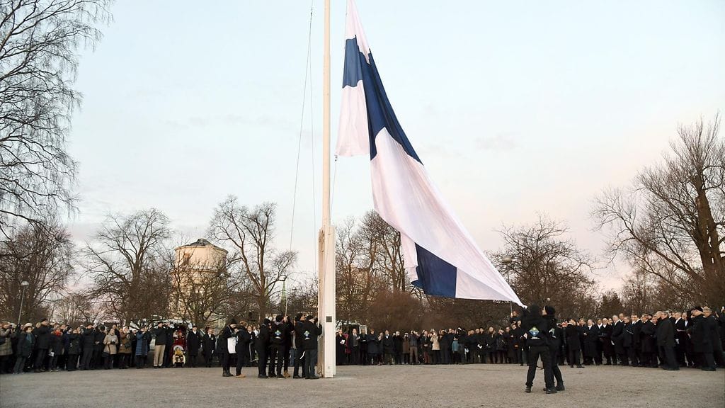 Partiolaiset nostivat Suomen lipun tänä aamuna kello 9 Helsingin Tähtitorninmäellä.