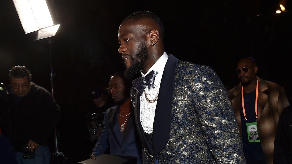 Deontay Wilder vetosi käsivammaansa ratkaisemattomaan päättyneen raskaansarjan mestaruusottelun jälkeen.