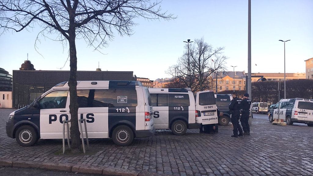 Helsinkiin Hakaniemen torille on kerääntynyt runsain mitoin poliiseja. Poliisit tulevat valvomaan, että mielenilmaukset sujuvat lain mukaan.