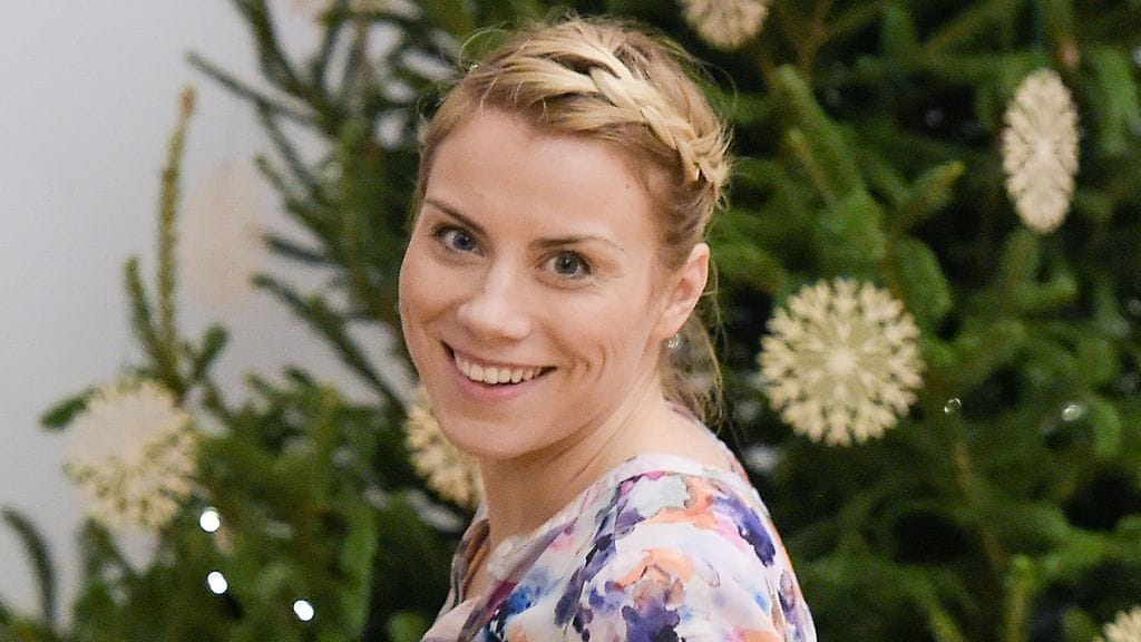 Saara-Sofia Sirén pukeutuu Linnan juhlissa pukuun, joka on valmistettu solmioista.