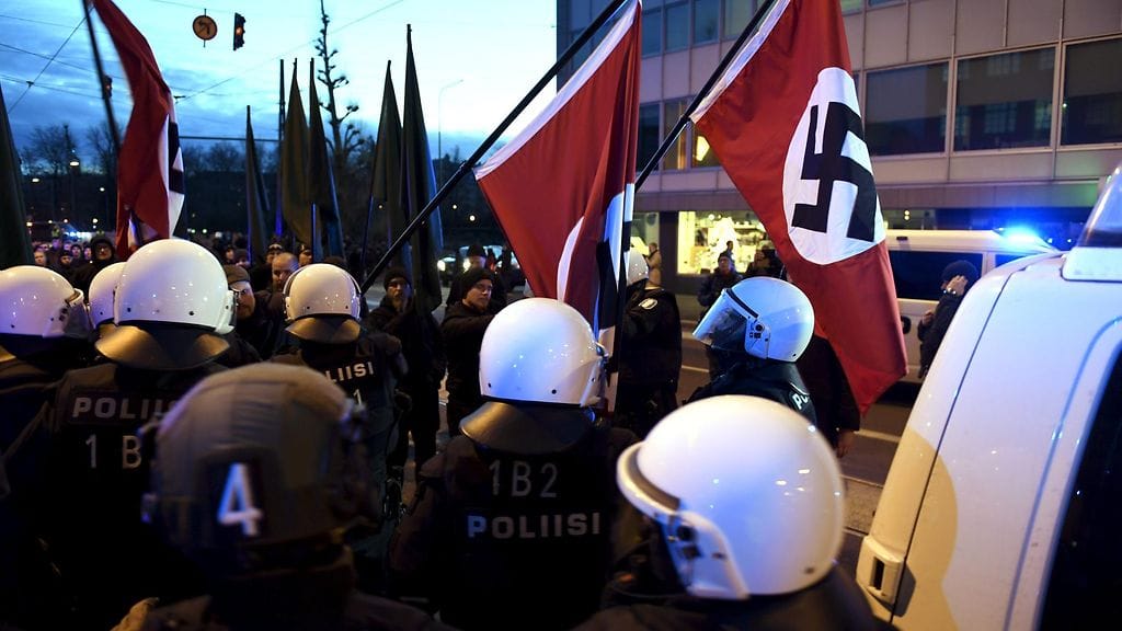 Poliisi poisti natsiliput mielenosoituksesta