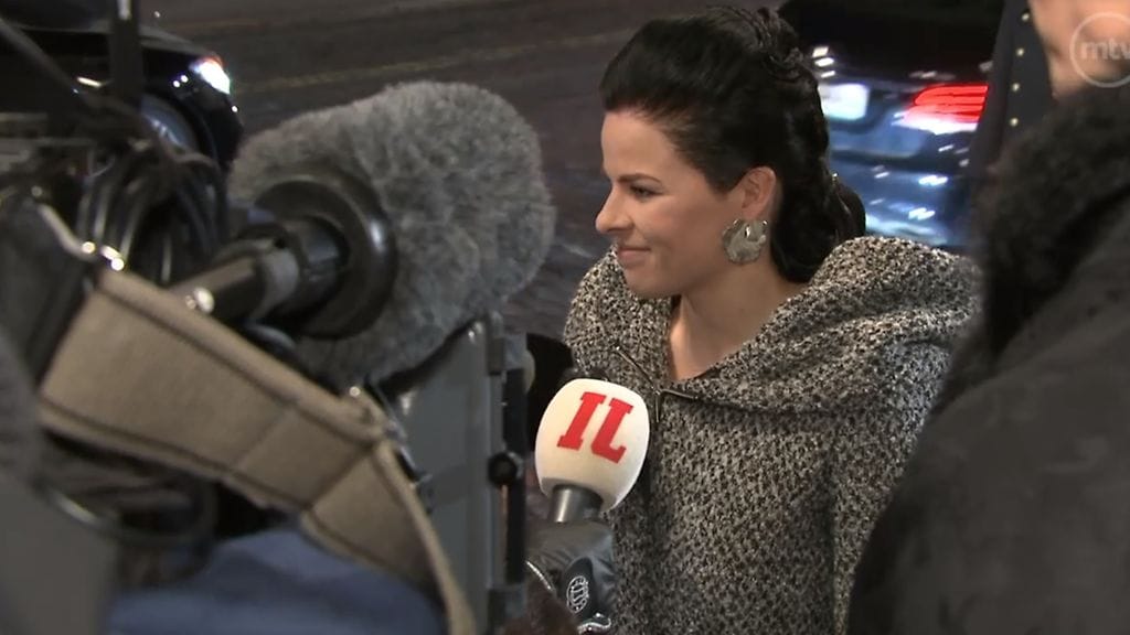 Krista Pärmäkoski presidentinlinnan ovella.