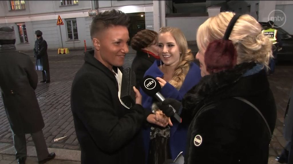 Nyrkkeilijä Elina Gustafsson ja hänen puolisonsa Emmi Asikainen saapuivat Linnaan lempeästi toisiaan kädestä kiinni pitäen.