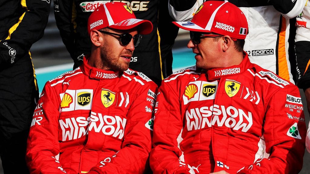 Sebastian Vettel (vasemmalla) päihitti Kimi Räikkösen (oikealla) fanien talliradioäänestyksessä.