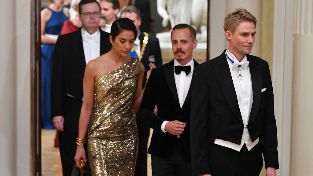 Näyttelijä Jasper Pääkkönen saapui Linnan juhliin kuvankauniin näisystävänsä Alexandra Escatin kanssa.