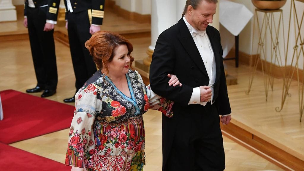 Kiti Kokkonen edusti Linnan juhlissa värikkäässä iltapuvussa.