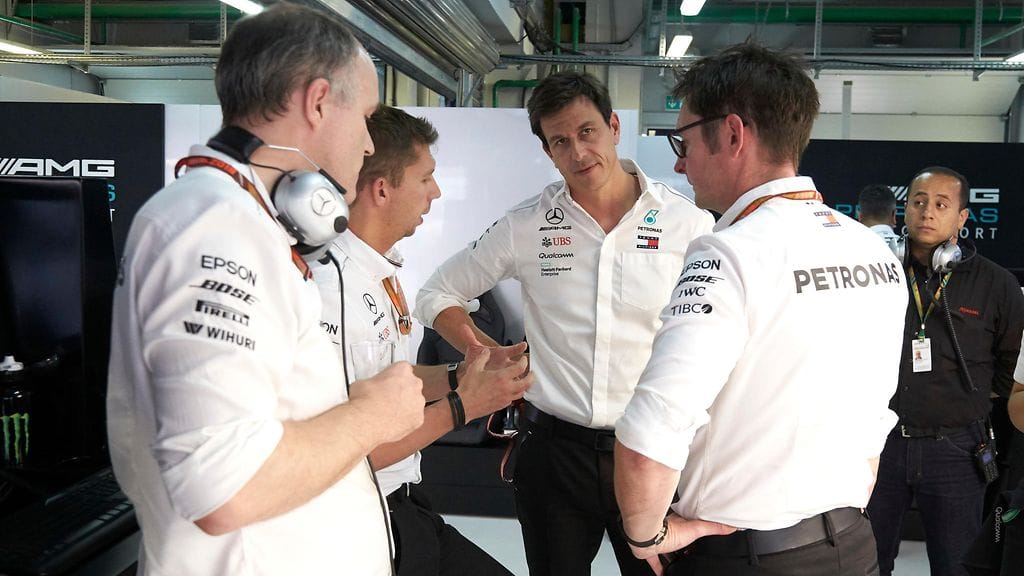 Mercedeksen tallipäällikkö Toto Wolff (takana) myönsi saksalaistallin kokeneen takapakkia vuoden 2019 auton kehityksessä.