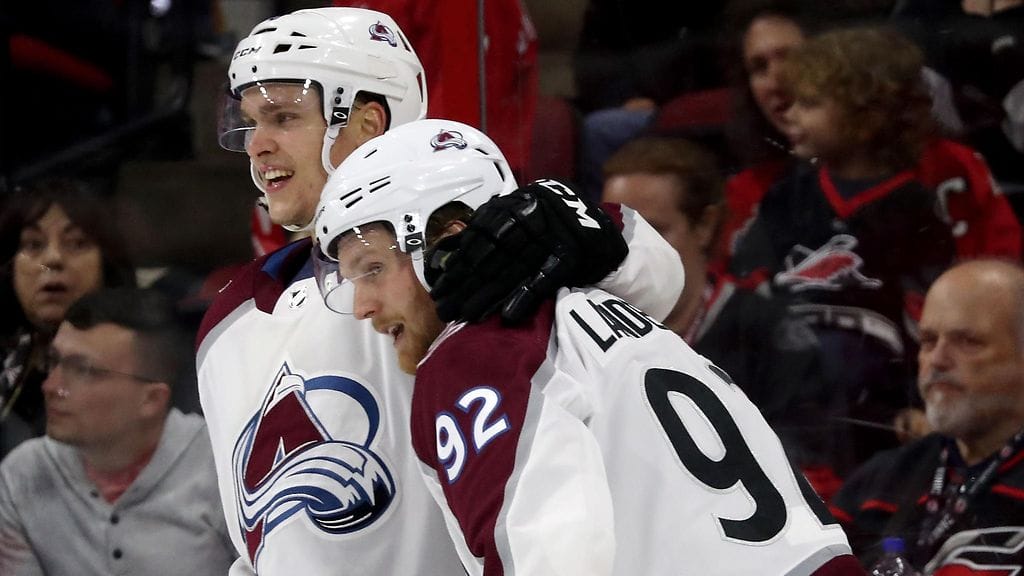 Gabriel Landeskog (oik.) törmäsi Mikko Rantaseen Colorado Avalanchen alkulämmittelyissä.