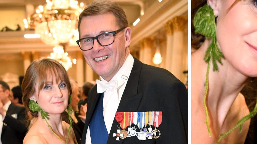 Heidi Huhtamaan erikoiset korvakorut säväyttivät juhlahumussa.