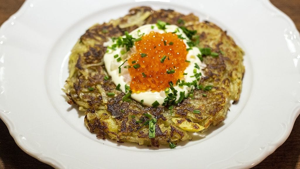 Moneen tilanteeseen sopivat blinit valmistetaan tällä kertaa perunasta.