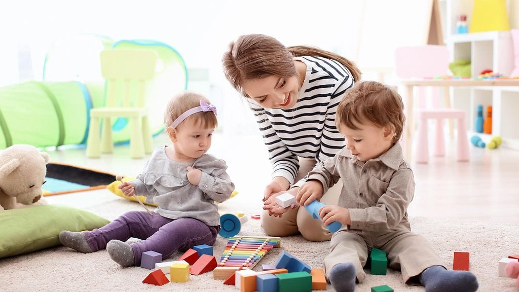 Haetun lastenhoitajan pitää omata muun muassa lastenhoidontutkinto tai yhdeksän vuotta kokemusta lastenhoidosta. Lapsille täytyy myös opettaa vierasta kieltä.