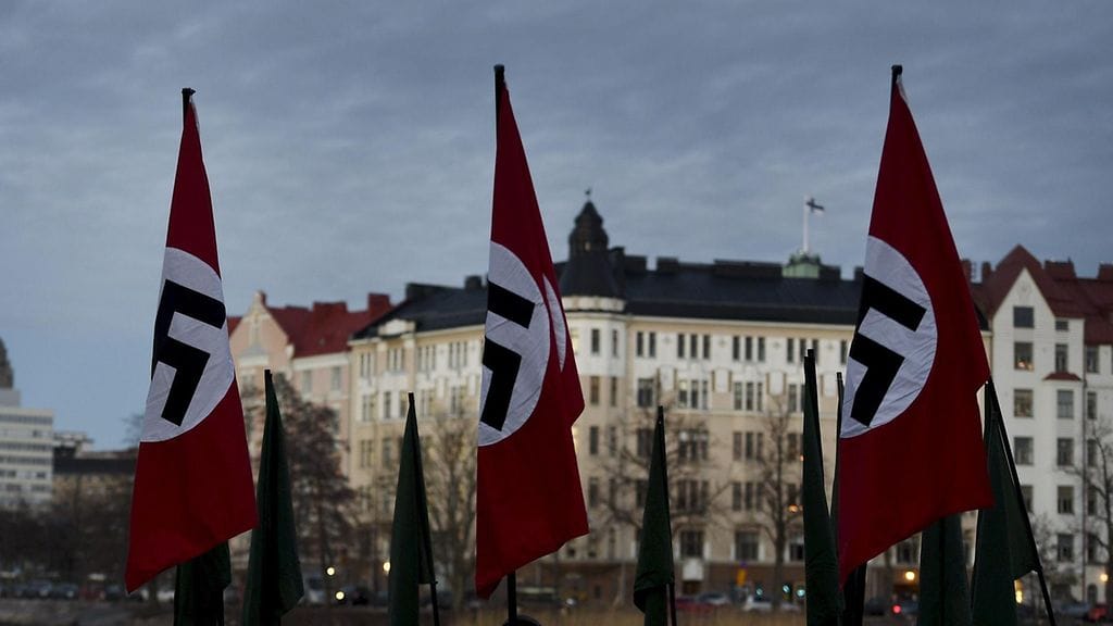 Itsenäisyyspäivän mielenosoituksessa nähtiin hakaristilippuja, jotka poliisi takavarikoi.