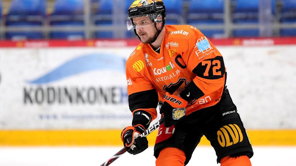 KooKoon Juha-Pekka Haataja huilaa neljä ottelua päähän kohdintuneen taklauksen vuoksi.