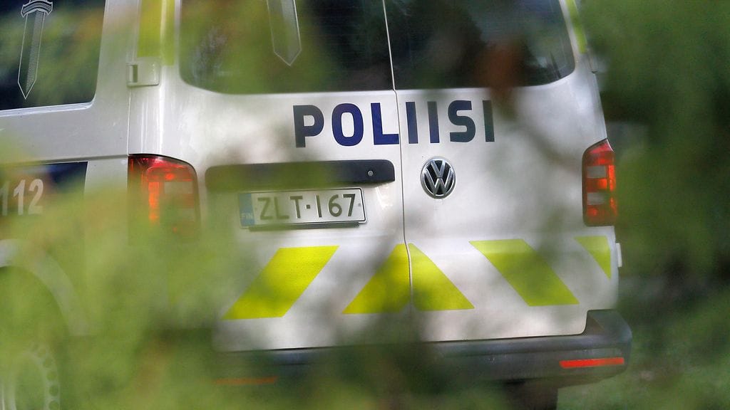 Pelastuslaitos joutui irrottamaan auton katon irrottaakseen kuljettajan ja yhden matkustajan autosta. Katto oli painautunut alas lähelle autossa olleiden rintakehää, palomestari kertoi. Kuvituskuva.