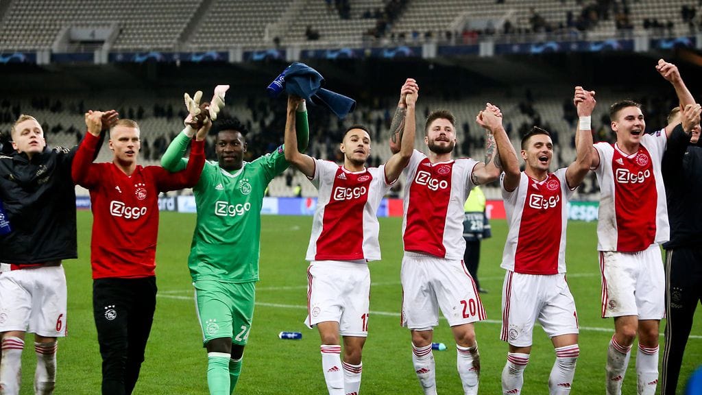 Ajaxin pelaajat juhlivat voittoa AEK:ta vastaan.