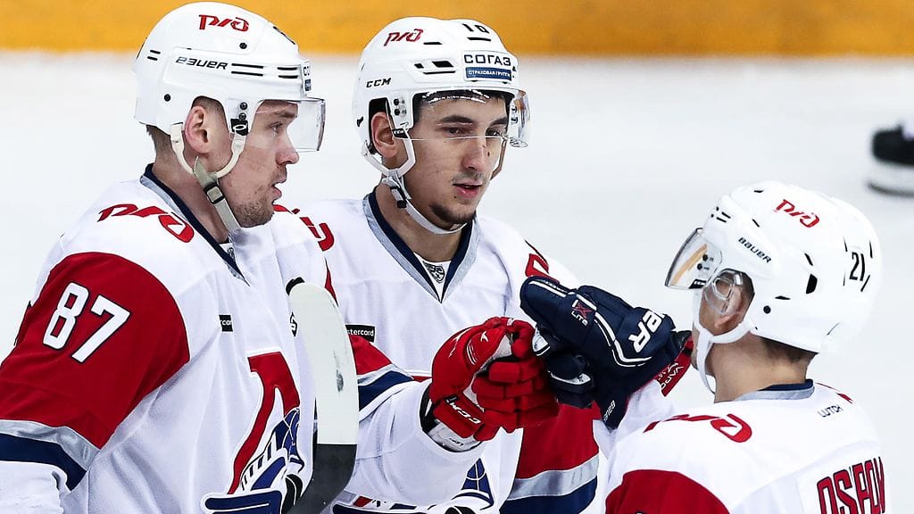 Lokomotivin Artur Kajumov (keskellä) sekosi totaalisesti perjantain KHL-kierroksella ottelussa Helsingin Jokereita vastaan.