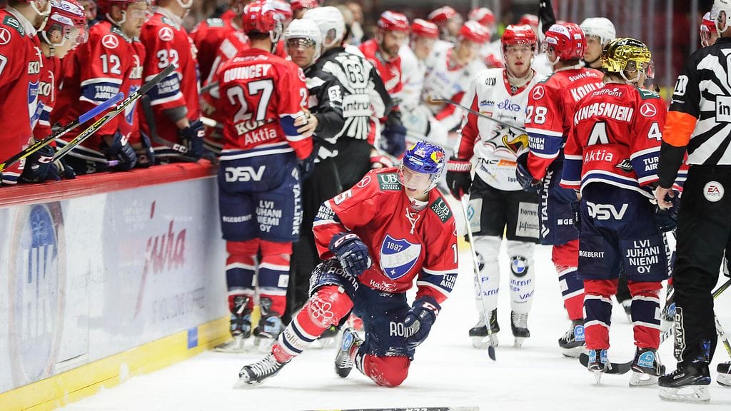 Anton Lundell (kesk.) nousi hitaasti taklauksen jälkeen jään pinnasta.