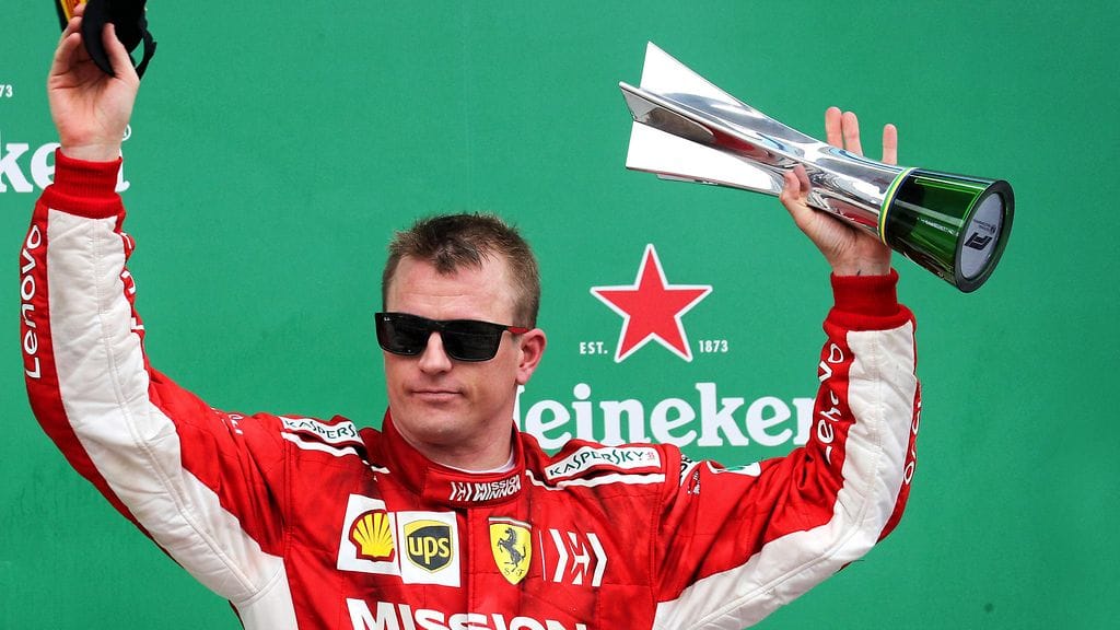 Kimi Räikkönen juhlisti F1-kauden kolmatta sijaa kansainvälisen autoliiton FIA:n palkintogaalassa Pietarissa.