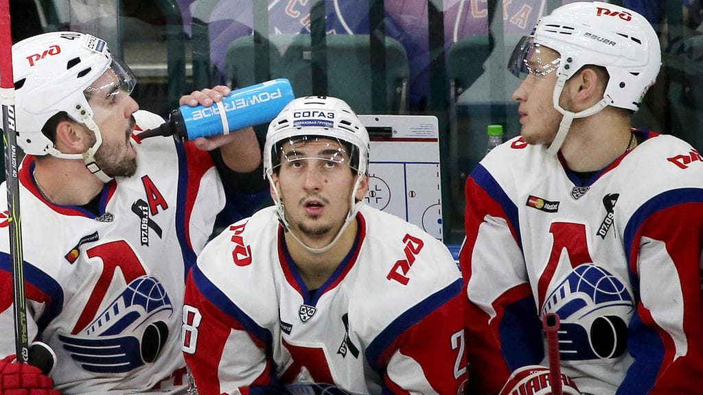 Artur Kajumov (keskellä) teki sarjan törkeitä temppuja perjantain KHL-kierroksella.