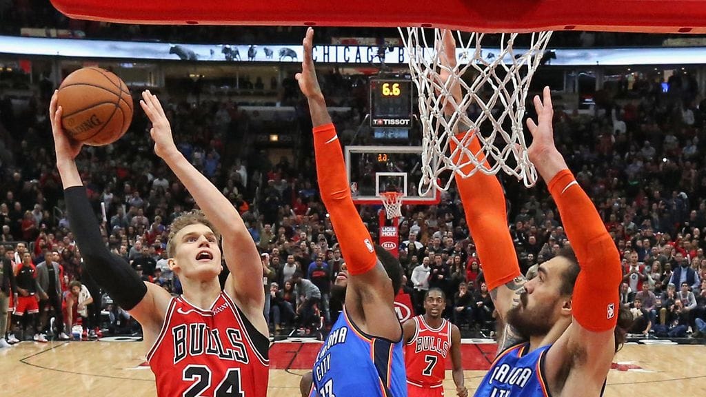 Lauri Markkanen ratkaisi ottelun upottamalla pallon koriin ohi Oklahoman Paul Georgen ja Steven Adamsin.