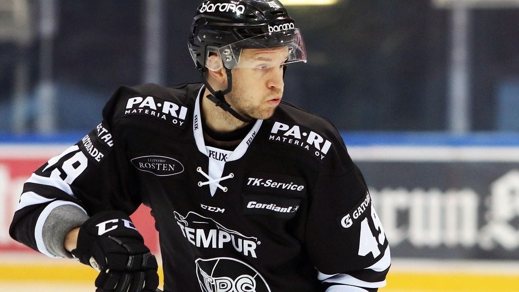 Ilkka Heikkisen ottelu päättyi suihkukomennukseen toisen erän alussa Kouvolassa.