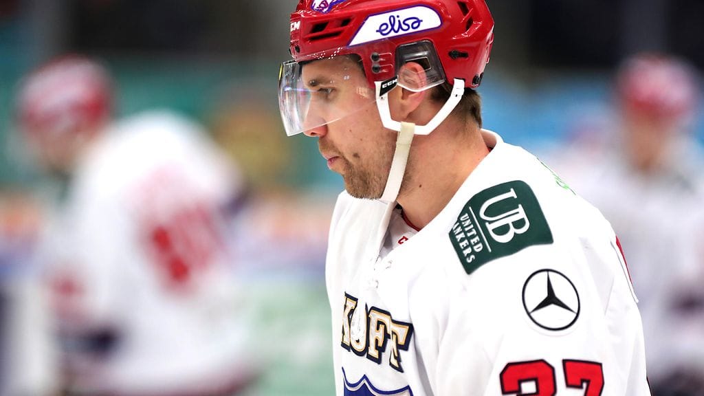 Ilmari Pitkänen taklasi kovaa Atte Ohtamaata Oulussa.