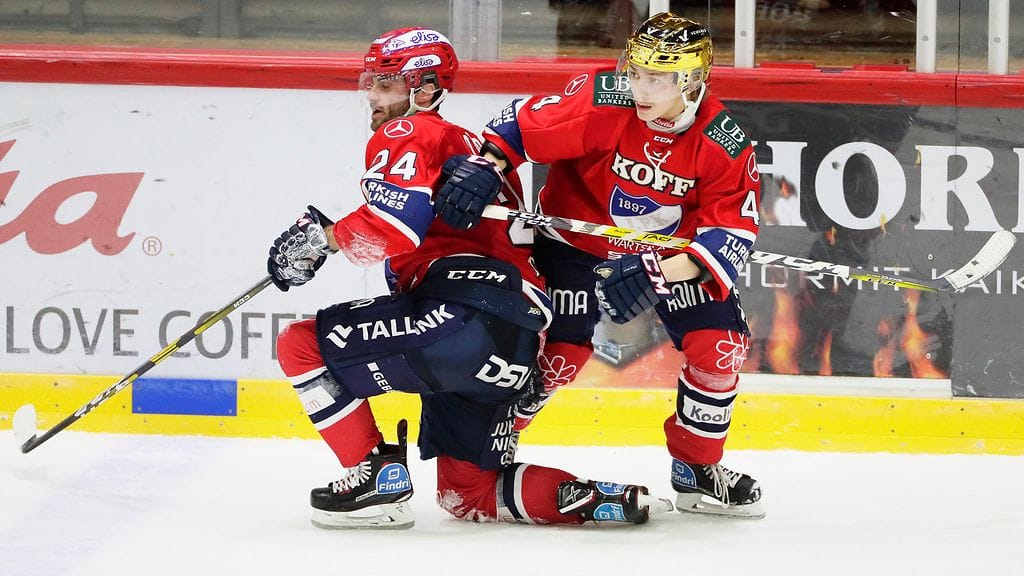 Ryan O`Connorilla (vas.) ja Iikka Kangasniemelle (oik.) sattui epäonninen tilanne Oulussa. Arkistokuva.