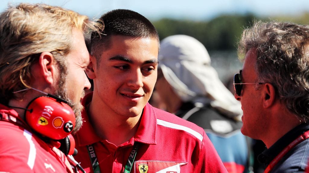 Ferrarin kuskiakatemiaan kuuluva Giuliano Alesi (kesk.) seuraa isänsä Jeanin (oik.) jalanjälkiä kilpakuskin uralla.