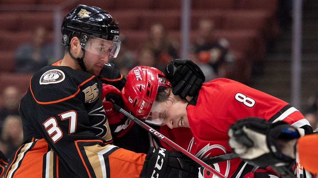 Saku Mäenalanen sai ensimmäisessä NHL-ottelussaan painia Anaheimin Nick Ritchien kanssa.