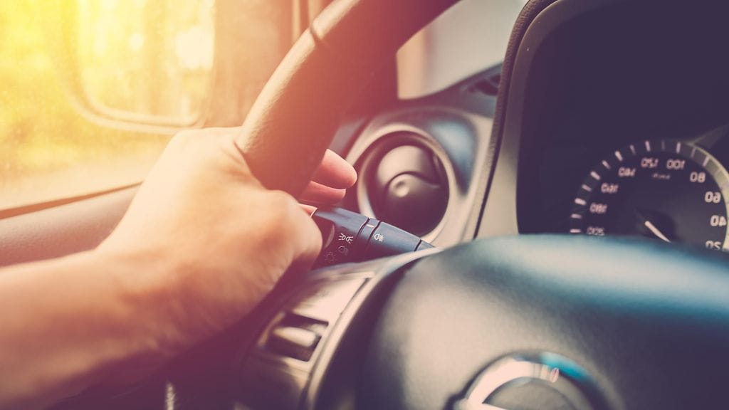 Suuntamerkin käyttämisessä on suomalaisilla vielä rutkasti parannettavaa, paljastaa Liikenneturvan seuranta.