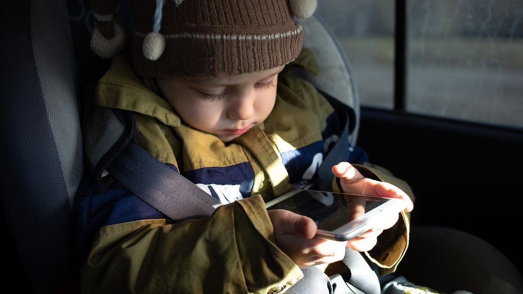 Erityisesti pienten lasten kehitykselle mobiililaitteiden käyttäminen voi olla haitallista. Kuvituskuva.