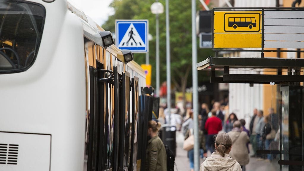HSL:n linja on, että ettei liputtomia lapsia jätetä yksin pysäkille. Kuvituskuva.