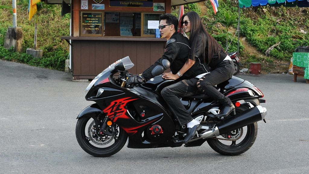 Hayabusa tunnetaan virtaviivaisista, mutta mielipiteitä jakavista muodoistaan. Kanji-merkki sen kyljessä tarkoittaa nopeaa ja vahvaa.