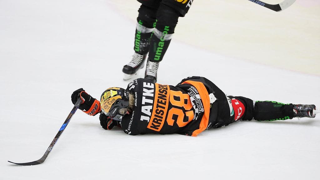 KooKoon Emil Kristensen loukkaantui saatuaan kovan tällin syyskuussa HIFK-ottelussa. Tanskalainen ei ole pystynyt harjoittelemaan sen koommin.